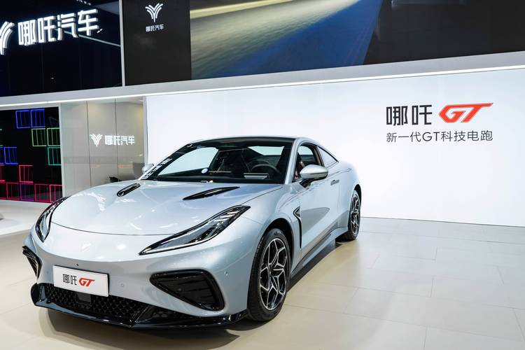 佛山37哪吒汽车在智能汽车领域的表现，领途汽车在新能源汽车市场中的影响力